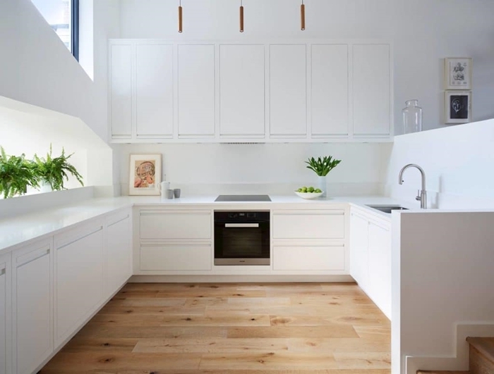 cuisine équipée blanche parquet bois décoration cuisine ouverte armoires blanches plan de travail blanc