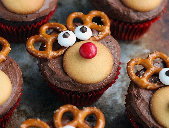 cupcake noel rudolphe décoré de crème au chocolat biscuit bonbons colorés et des oreilles en bretzels