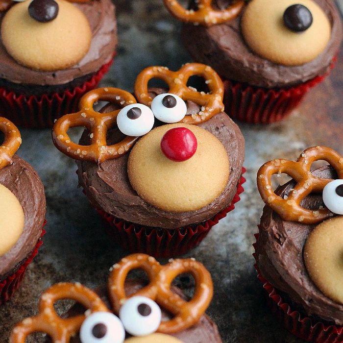 cupcake noel rudolphe décoré de crème au chocolat biscuit bonbons colorés et des oreilles en bretzels