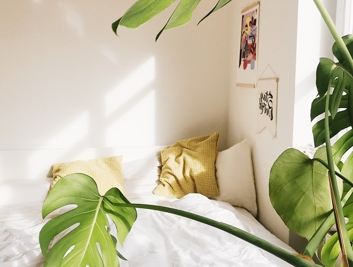 deco chambre ado minimaliste aménagement petite chambre blanche poster mur coussin jaune moutarde