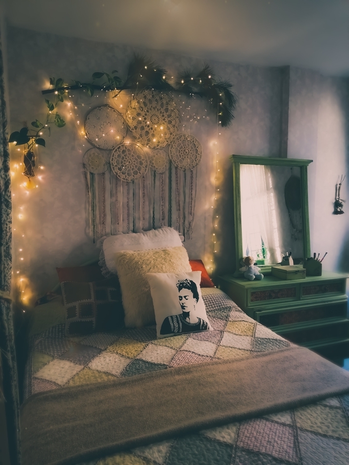 deco chambre aesthetic tête de lit bohème avec attrapes rêves fait maison guirlande lumineuse coussins