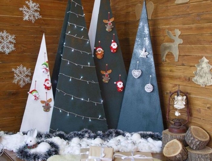 deco noel en carton avec des sapin triangles et de fausse neige dans un cabin de log style rustique