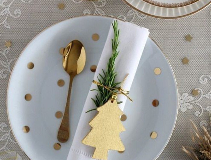 deco nouvel an comment mettre la table avec des confettis dores des assiettes simples et une nappe en broderie anglaise