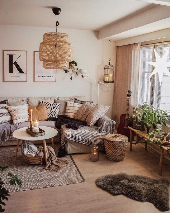 deco scandinave salon chic avec canapé surchargé de couvertures et coussins parquet bois clair plantes sur table fenetre étoiles suspendues