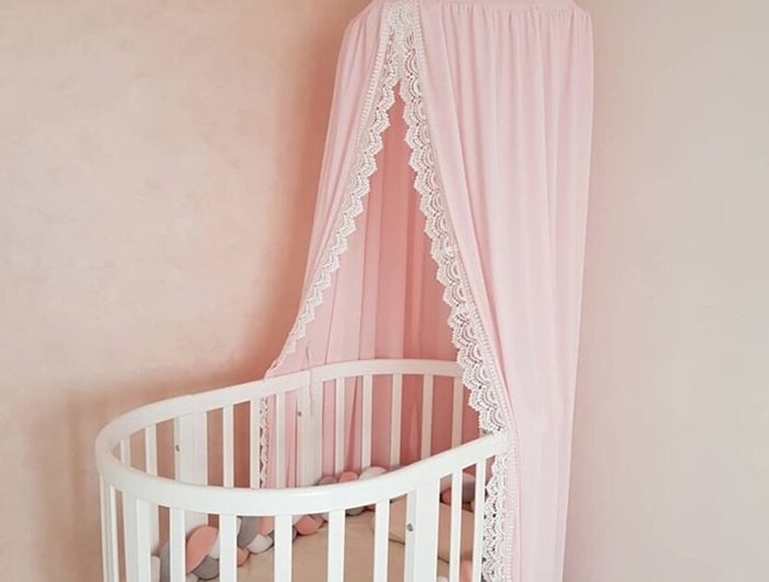 decoration chambre bebe fille peinture murale rose pastel berceau blanc bebe ciel lit broderie dentelle