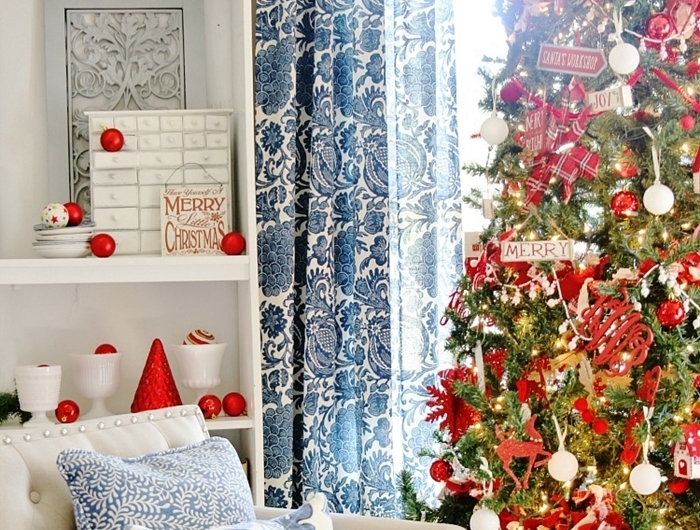 decoration de sapin de noel sur thème traditionnel ornements en rouge et blanc papillon noeud rideaux bleus