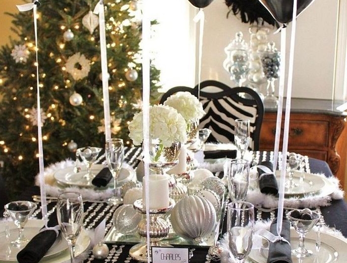 decoration nouvel an en noir et blanc avec des ballons et une nappe decore avec des guirlandes en cristaux
