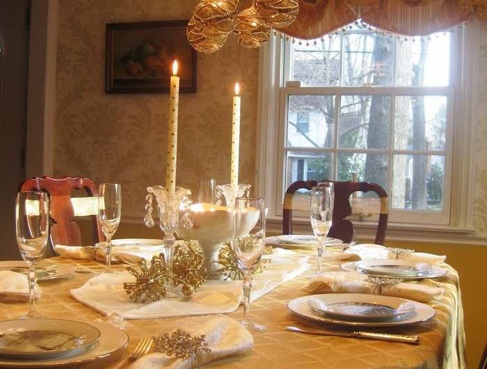 decoration table reveillon saint avec une lumiere chaude et des details et ornaments dores