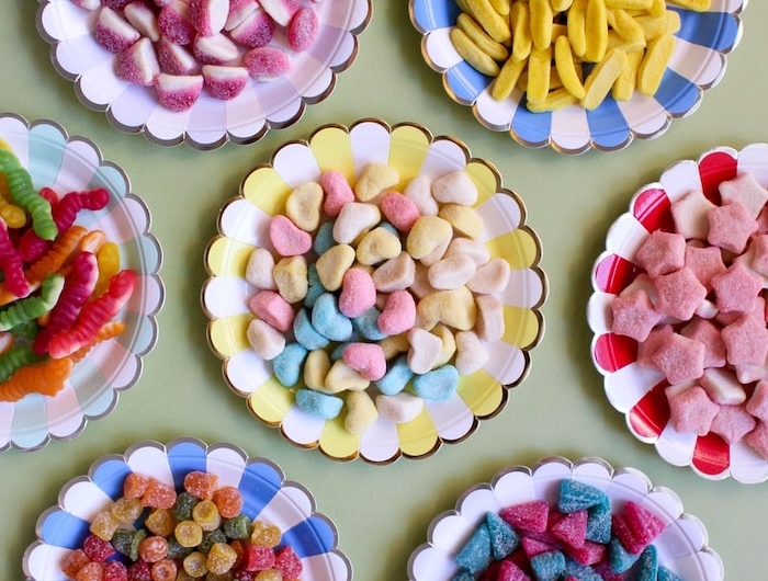 des bonbons dans des differentes couleurs servis dans des assiettes