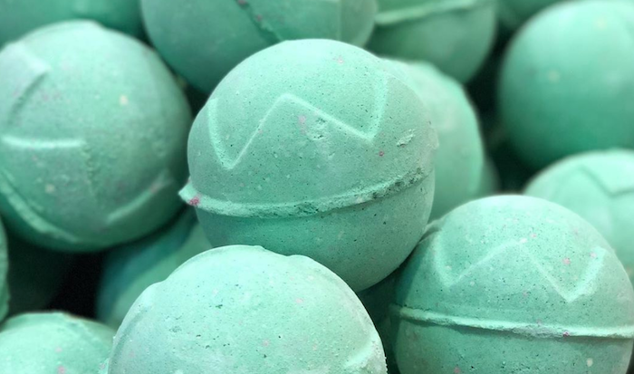 des boules de bain en couleur turquoise fabriques ses cosmétiques a la maison