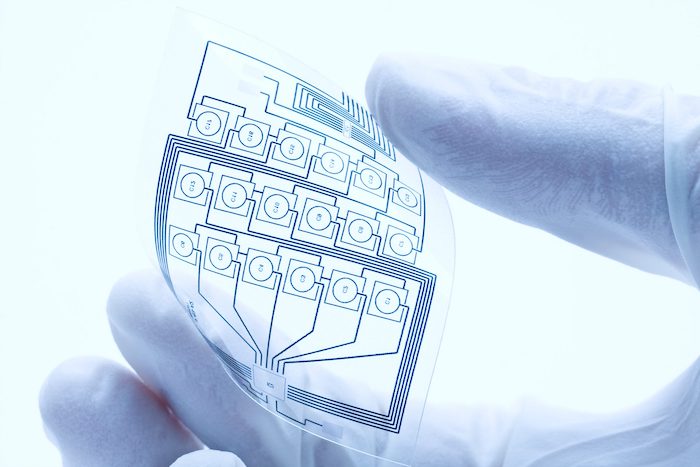 des electroniques bio degrqdables solubes dans l eau une main en gant blanc