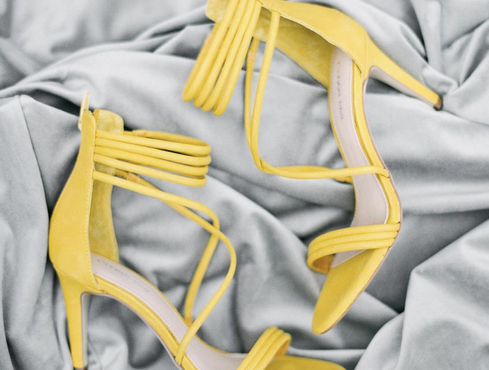 des sandales jaunes sur un tissu gris les couleurs de l année 2021