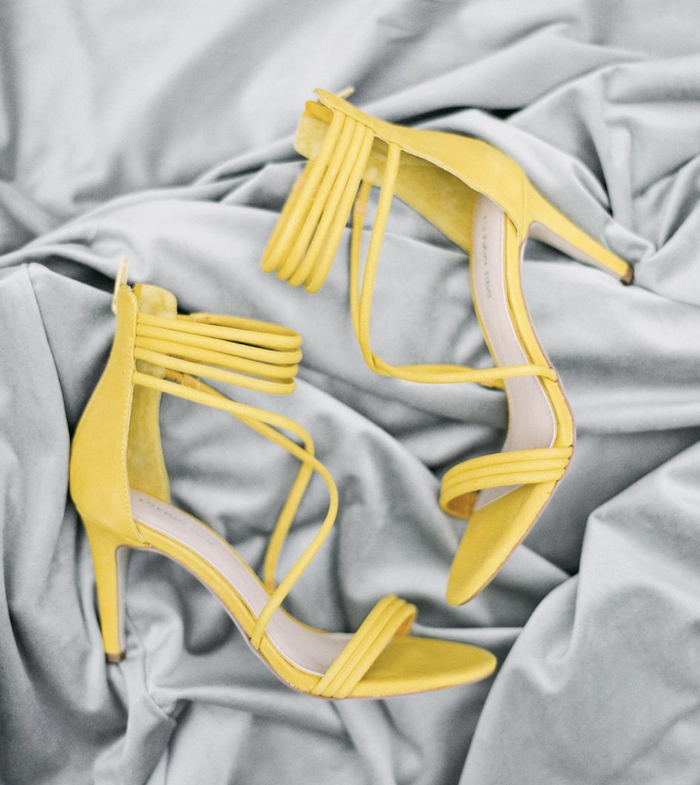 des sandales jaunes sur un tissu gris les couleurs de l année 2021