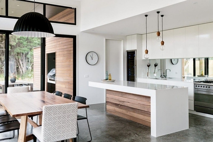 design intérieur agencement cuisine équipée moderne ouverte avec îlot blanc et bois lampe suspendue noire