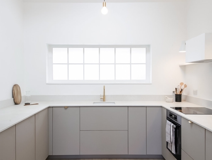 design minimaliste décoration épurée agencement cuisine épurée en blanc et gris avec carrelage sol aspect bois