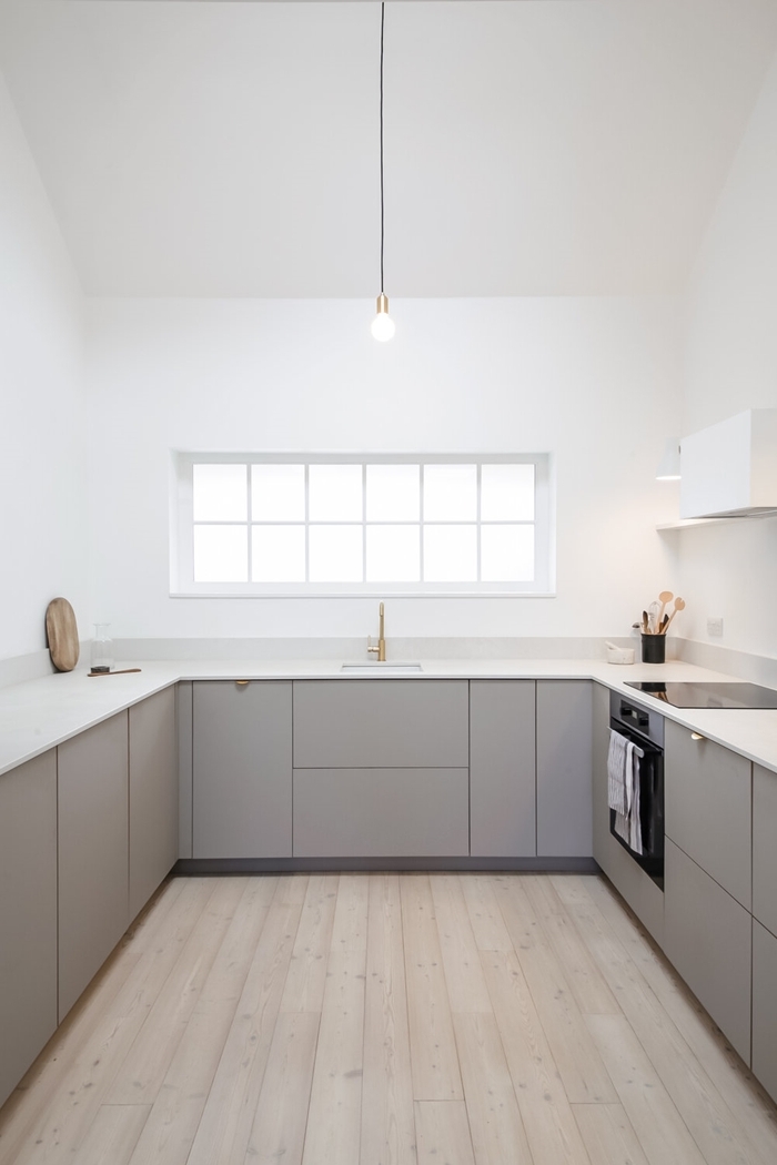 design minimaliste décoration épurée agencement cuisine épurée en blanc et gris avec carrelage sol aspect bois