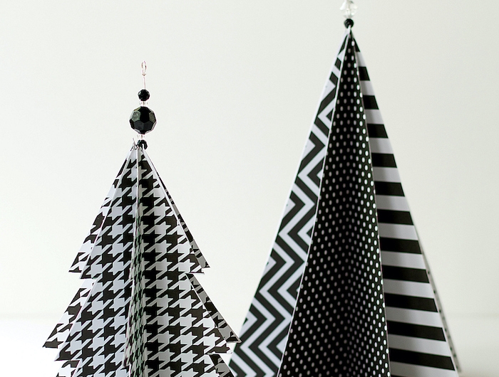 deux idees pour fabriquer un sapin decoratif en papier avec des empreints atypiques en noir et blanc