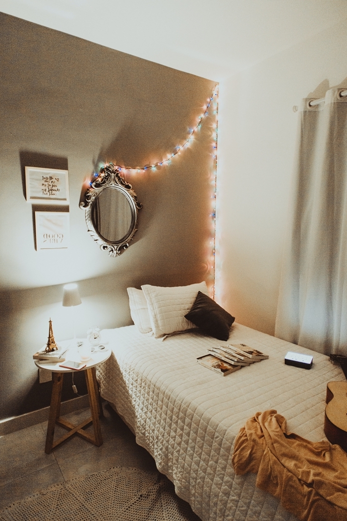 déco chambre cocooning couleurs neutres couverture de lit relief table de chevet bois et blanc miroir rond