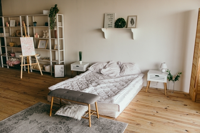 décoration chambre minimaliste blanc et bois aménagement studio sandinave lit matelas changement