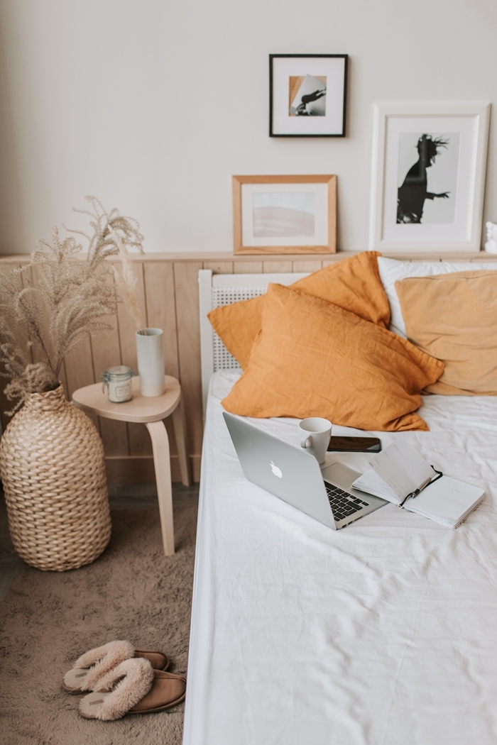 décoration chambre à coucher adulte photos style nature minimaliste coussins orange pastel table chevet bois
