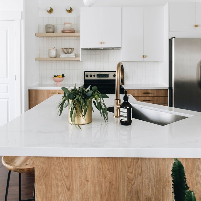 décoration petite cuisine en blanc et bois rangement ouvert étagère suspendue cuisine en u avec ilot accents or