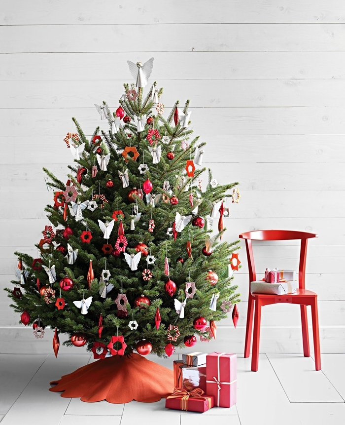 emballage cadeaux papier rouge idée sapin de noel chaise rouge bois ornements arbre de noel