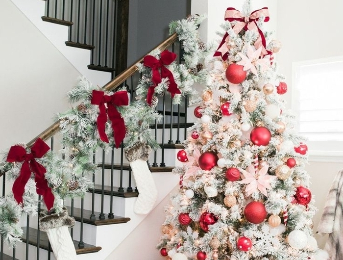 escalier décoration thème noel guirlande branches de sapin de noel blanc et vert noeud papillon rouge