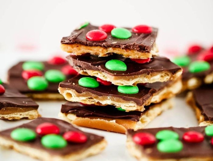 exemple de recette biscuit de noel couvert de caramel chocolat et des pépites de chocolat rouges et vertes