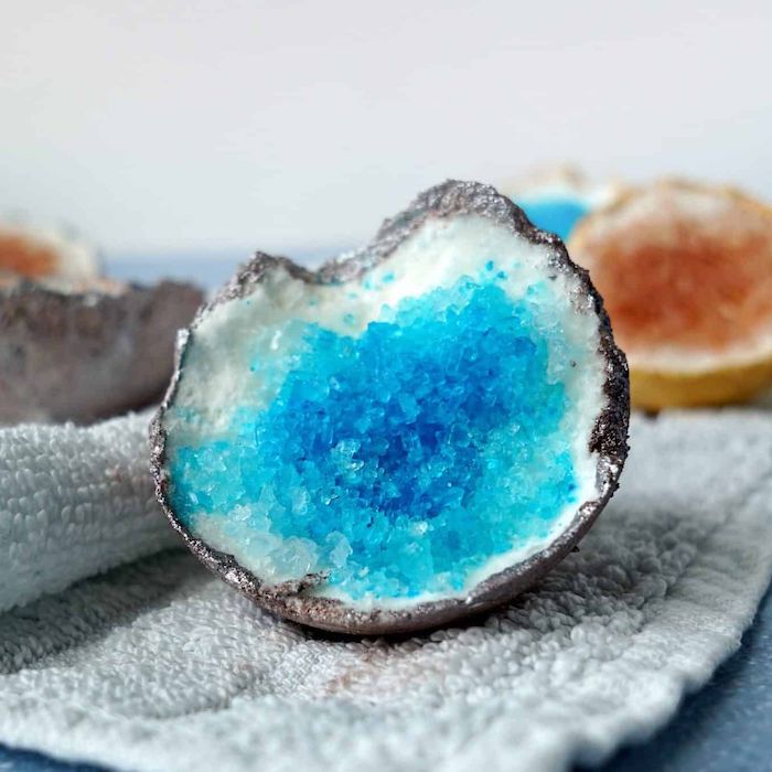 fabriquer boule de bain qui ressemble a un mineral une boule en cristaux en dedans sur une serviette