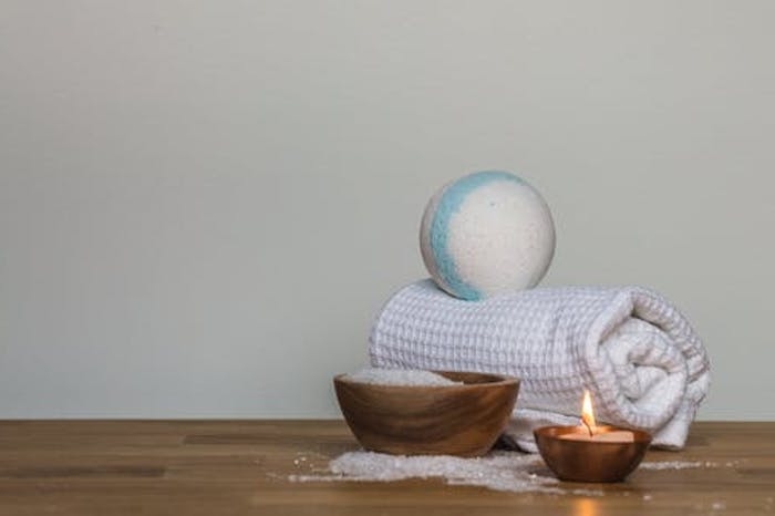 fabriquer boule de bain un bol en bois de sel de mer et une serviette a rouleau