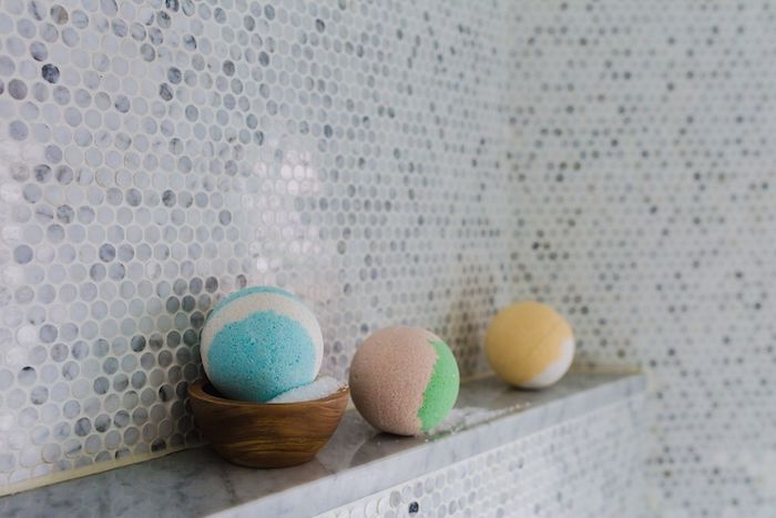 fabriquer ses cosmetiques trois boules de bain avec une tasse en bois dans la salla de bian