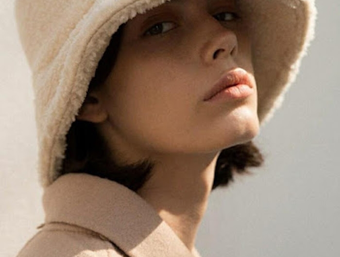 feodra en pelouche avec un manteau de la meme couleur chapeau femme hiver 2020