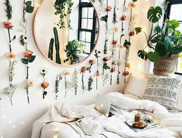 fleurs guirlande diy chambre 9m2 décoration style boho chic chambre fille petit espace couverture de lit pompons