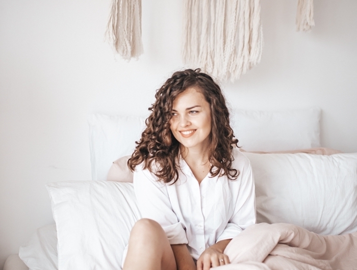 homewear femme vêtements confortable maison décoration de lit cocooning pyjama blouse blanche tunique