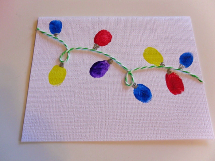 idee carte de noel fait maison en guirlande de noel colorée avec des boules colorées et fil vert et blanc