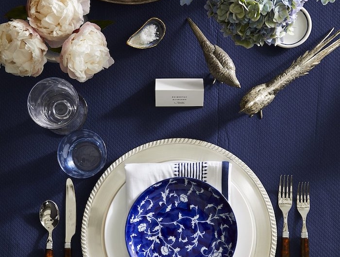 idee theme nouvel an en bleu et blanc avec des fleurs et des assiettes ceramiques aux motifs floraux