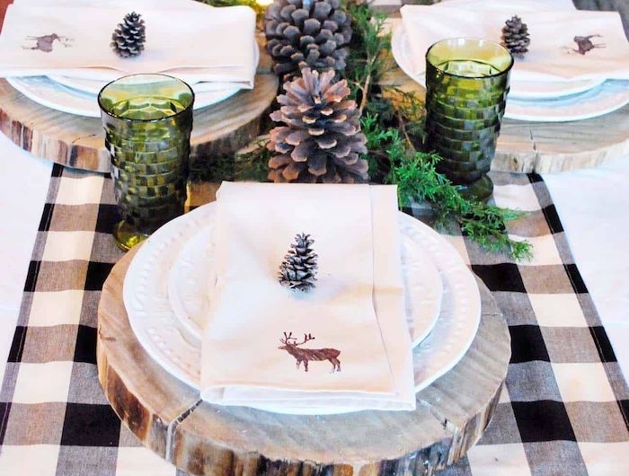 idee theme nouvel an en style rustique avec un chemin de table a carreaux et des napperon en trances de tronc