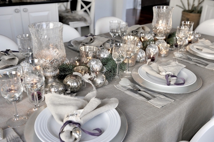 idee theme nouvel an pour decorer la table festive avec des jouettes en argent et des vases et verres en crtistal