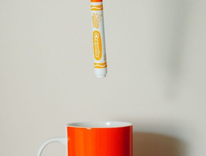 identité de marque mug personnalisé pantone idée de branding marketing réussi