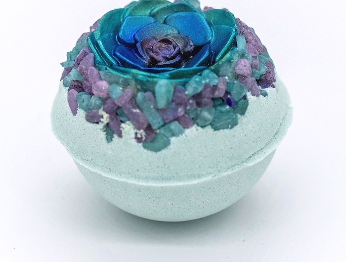 idée cadeau femme anniversaire avec une boule de bain originale decore des cristaux et d une fausse rose bleu