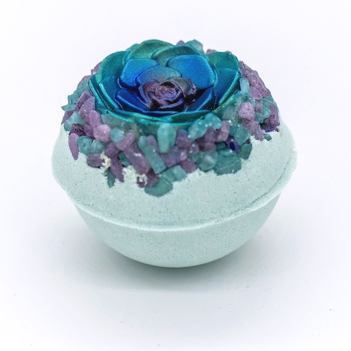 idée cadeau femme anniversaire avec une boule de bain originale decore des cristaux et d une fausse rose bleu