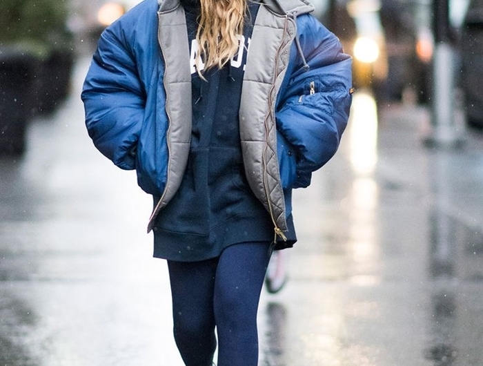 leggings bleu foncé sweat oversize bleu foncé marque streetwear tenue femme casquette verte