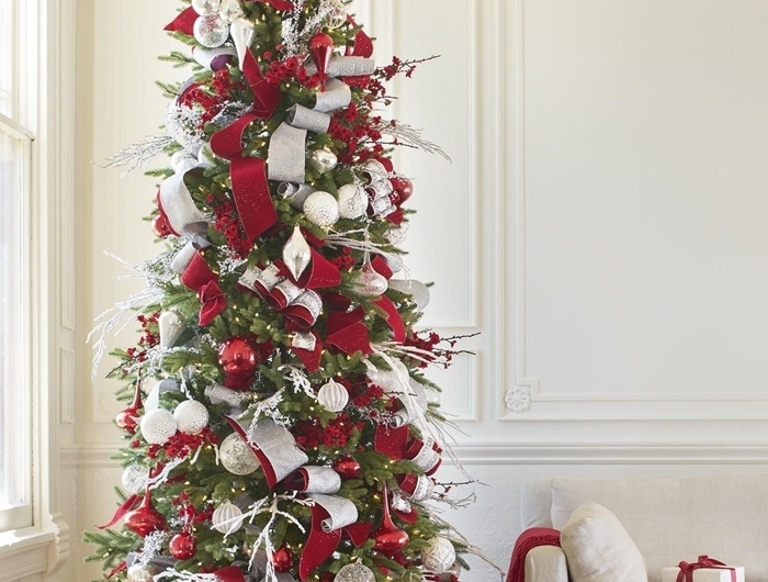 les plus beau sapin de noel design intérieur salon blanc canapé blanc cadeaux noel emballage papier rouge
