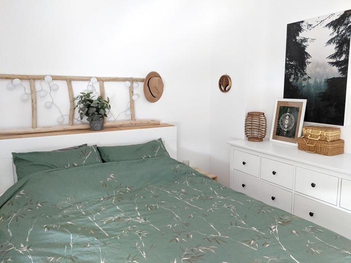 linge de lit vert de gris tête de lit originale en bois guirlande lumineuse boules blanches deco chambre aesthetic