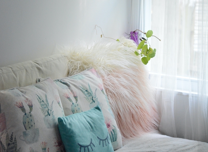 lit cocooning décoration chambre fille coussin blanc à motifs cactus vert et rose pastel fausse fourrure