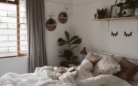 macramé lampadaire étagère bois cosy déco chambre cocooning plantes coussins couleurs neutre rideaux gris