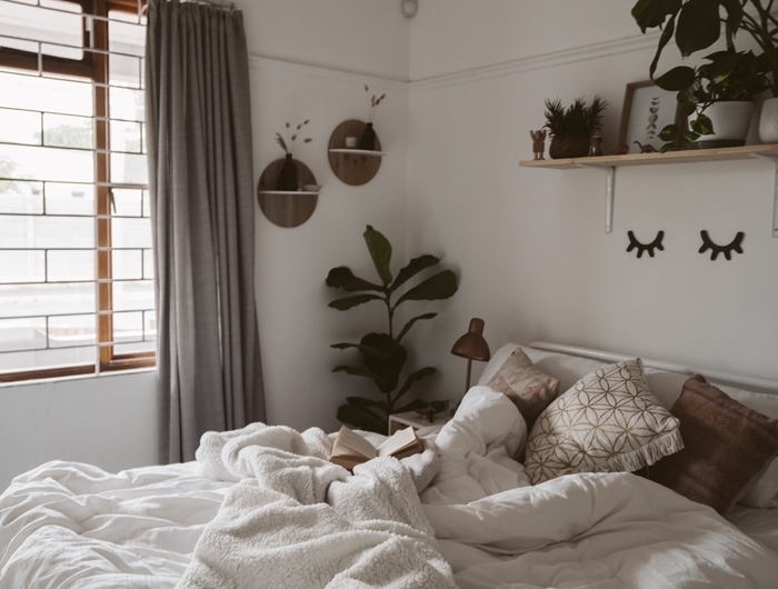 macramé lampadaire étagère bois cosy déco chambre cocooning plantes coussins couleurs neutre rideaux gris
