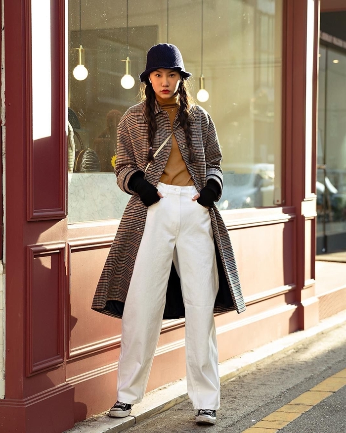 manteau beige motifs carreaux chapeau noir vêtements à la mode style rue pantalon fluide blanc