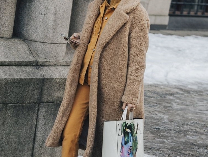 manteau long beige oversize vetement a la mode ensemble pantalon camel baskets bleu femme casual