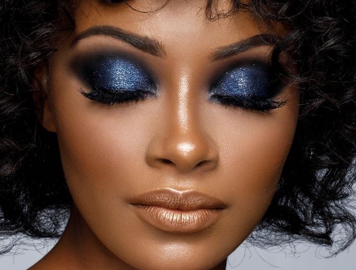 maquilage yeux simple avec des fards a paupieres bleues et metalliques sur une femme a cheveux boucles